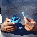 Słuchawki bezprzewodowe, z głośnikiem bluetooth Speakerbuds, niebieskie - Lexon