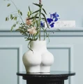 Wazon kobieta Avaji, biały ceramiczny - Nordal