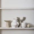Wazon kobieta Avaji, biały ceramiczny - Nordal