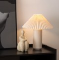 Lampa stołowa z plisowanym kloszem Talya Porcelaine - Atmosphera