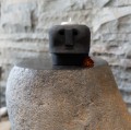 Czarny świecznik Sumba Stone 27 z piaskowca - Bazar Bizar