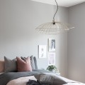 Metalowa lampa wisząca o falującym kształcie Ray 70, mosiężny - Globen Lighting