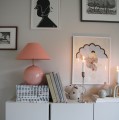 Lampa stołowa kula ze stożkowym kloszem Iris 35, Blush - Globen Lighting