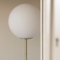 Lampa podłogowa marmurowa ze szklaną kulą Torrano, biała - Globen Lighting