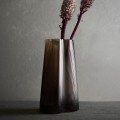 Wazon z ryflowanego szkła dmuchanego Ripe Smoked brąz 26 cm - Muubs