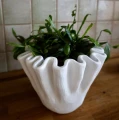 Ceramiczna osłonka z pofalowanymi organicznymi brzegami Ø 24, biała - Polnix