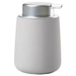 Porcelanowy dozownik do mydła Nova 250 ml, Soft Grey jasnoszary - Zone Denmark