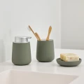 Porcelanowy dozownik do mydła Nova 250 ml, oliwkowa zieleń - Zone Denmark