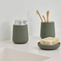 Porcelanowy dozownik do mydła Nova 250 ml, oliwkowa zieleń - Zone Denmark