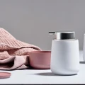 Porcelanowy dozownik do mydła Nova 250 ml, biały - Zone Denmark
