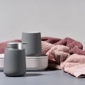 Porcelanowy dozownik do mydła Nova 250 ml, szary - Zone Denmark
