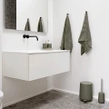 Szczotka do WC Nova z porcelany i stali 18/8, oliwkowa zieleń - Zone Denmark