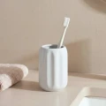 Ceramiczny kubek na szczoteczki z reliefowym wzorem Colorama, biały - 5five