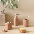 Ceramiczny kubek na szczoteczki z reliefowym wzorem Colorama, różowy - 5five