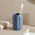 Ceramiczny kubek na szczoteczki z reliefowym wzorem Colorama, niebieski - 5five