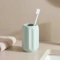 Ceramiczny kubek na szczoteczki z reliefowym wzorem Colorama, seledynowy - 5five