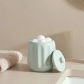 Ceramiczny pojemnik na waciki i patyczki z reliefowym wzorem Colorama, seledynowy - 5five
