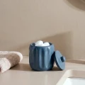 Ceramiczny pojemnik na waciki i patyczki z reliefowym wzorem Colorama, niebieski - 5five