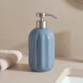 Ceramiczny dozownik do mydła z reliefowym wzorem Colorama 450 ml, niebieski - 5five