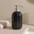 Ceramiczny dozownik do mydła z reliefowym wzorem Colorama 450 ml, czarny - 5five
