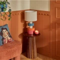 Stolik pomocniczy z drewna mango ze żłobioną nogą Shelty 38 cm, brązowy - Atmosphera