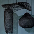 Czarny rattanowy abażur do lampy sufitowej wiszącej Chapeau - Bazar Bizar