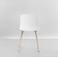 Designerskie krzesło na drewnianych nogach Tac białe bielone - Andersen Furniture