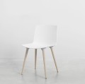 Designerskie krzesło na drewnianych nogach Tac białe bielone - Andersen Furniture