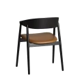 Krzesło drewniane tapicerowane AC2 dąb czarny siedzisko skóra cognac - Andersen Furniture