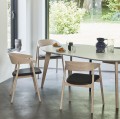 Krzesło drewniane tapicerowane AC2 dąb bielony siedzisko skóra czarna - Andersen Furniture