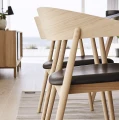 Krzesło drewniane tapicerowane AC2 dąb bielony siedzisko skóra czarna - Andersen Furniture