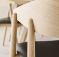 Krzesło drewniane tapicerowane AC2 dąb bielony siedzisko skóra czarna - Andersen Furniture