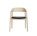 Krzesło drewniane z tapicerowanym siedziskiem AC2, dąb bielony, skóra czarna - Andersen Furniture