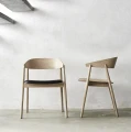 Krzesło drewniane tapicerowane AC2 dąb bielony siedzisko skóra czarna - Andersen Furniture