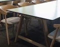 Nowoczesny stół do jadalni rozkładany T1 blat laminat i nogi dębowe bielone - Andersen Furniture