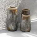 Wazon ozdobny Sneaky Grey M z terakoty i rafii - Bazar Bizar