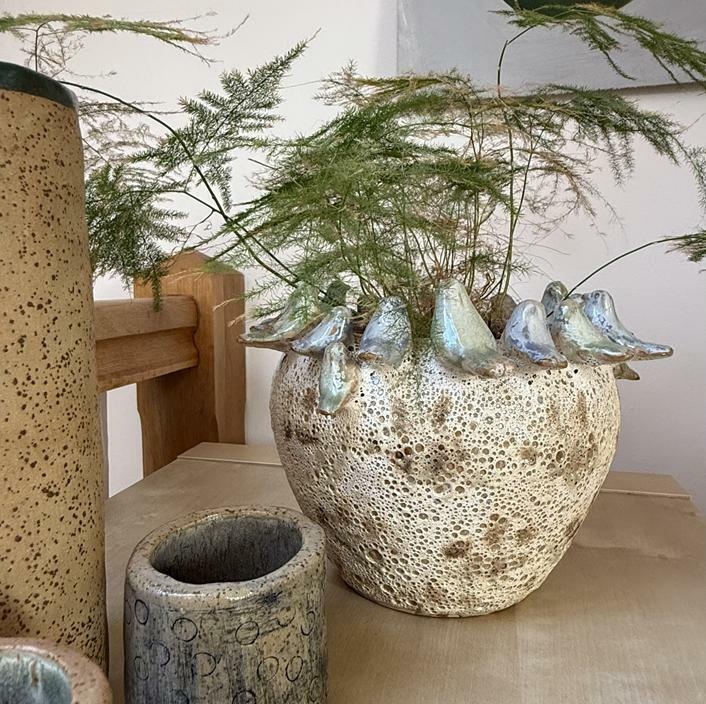 ceramiczna osłonka doniczkowa z dekoracyjnymi ptaszkami, natural home decor