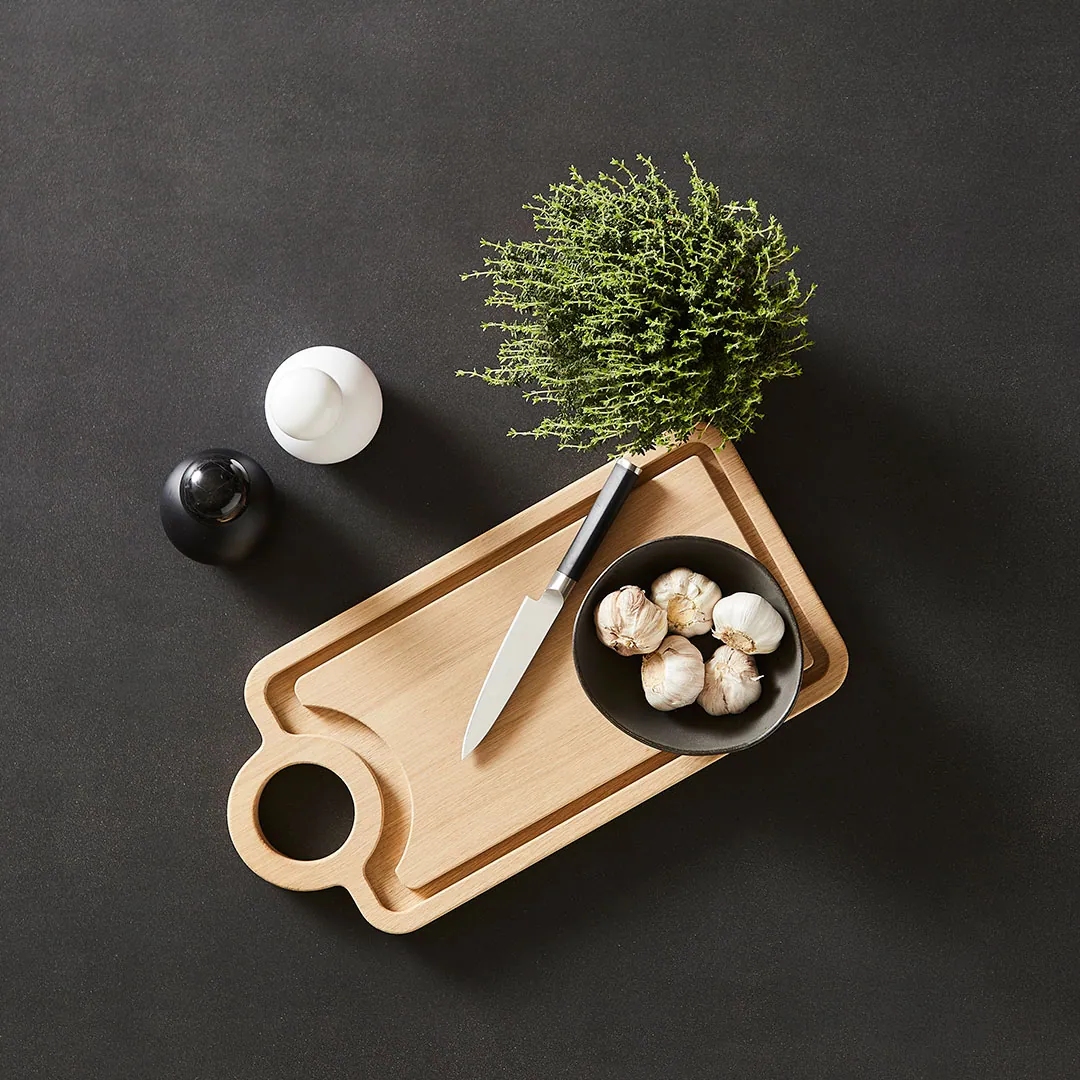 Drewniana deska do krojenia z odpłwami na sok Andersen Furniture Natural Home Decor